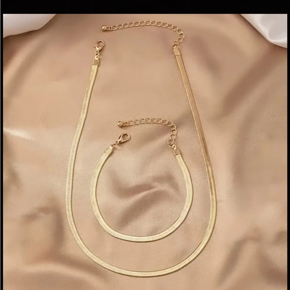 Elegant Gold Necklace and Bracelet Set. New. - Picture 3 of 5